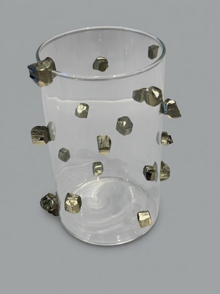 Jarrón escultórico de cristal con 19 incrustaciones de pirita.