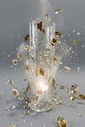 Jarrón escultórico de cristal con 20 incrustaciones de cuarzo ahumado.