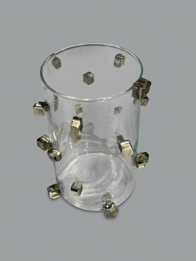 Jarrón escultórico de cristal con 19 incrustaciones de pirita.