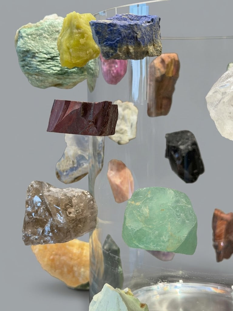 Pieza de Autor en Vidrio: Composición con Minerales en Bruto de Alta Calidad – Obra Única