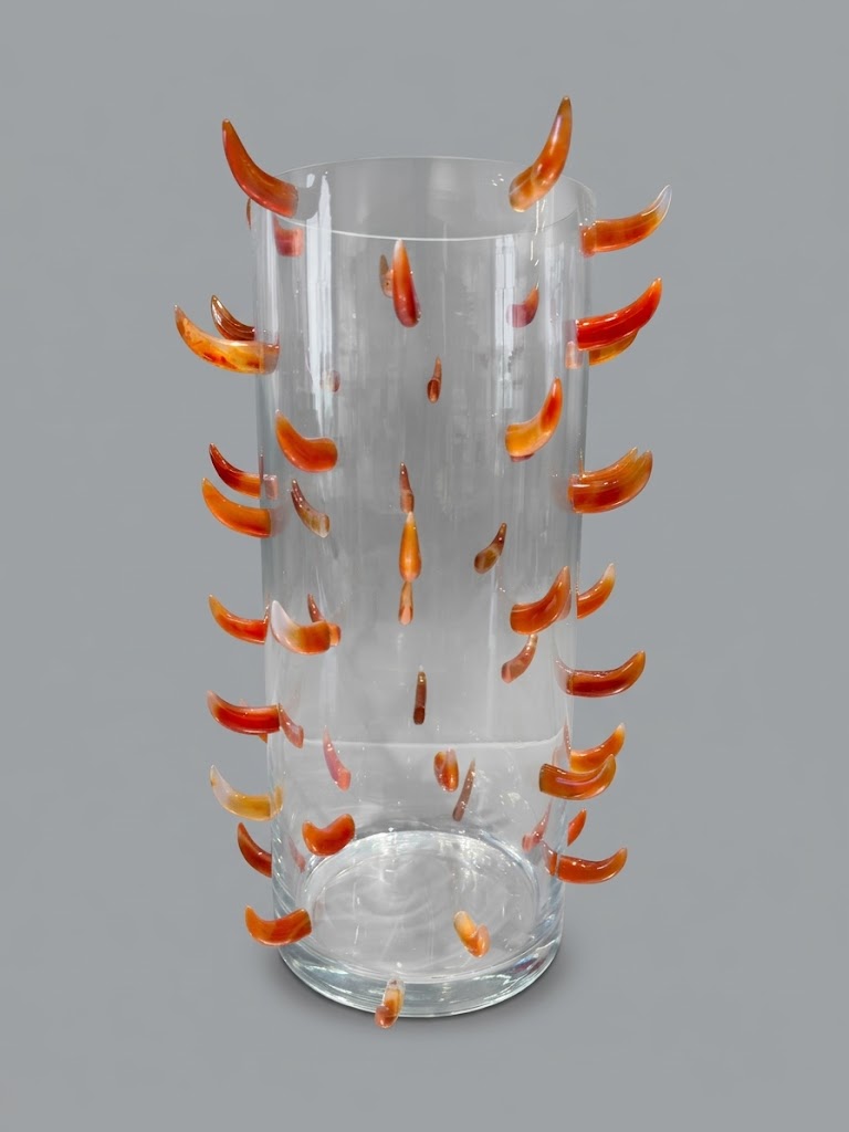 Jarrón escultórico de cristal con 46 incrustaciones de ágata Cornalina.