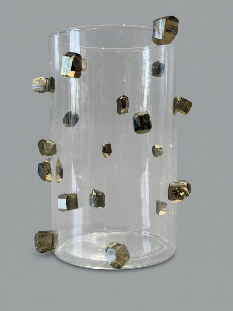 Jarrón escultórico de cristal con 19 incrustaciones de pirita.