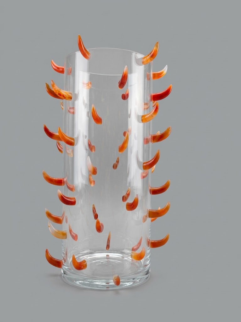Jarrón escultórico de cristal con 46 incrustaciones de ágata Cornalina.