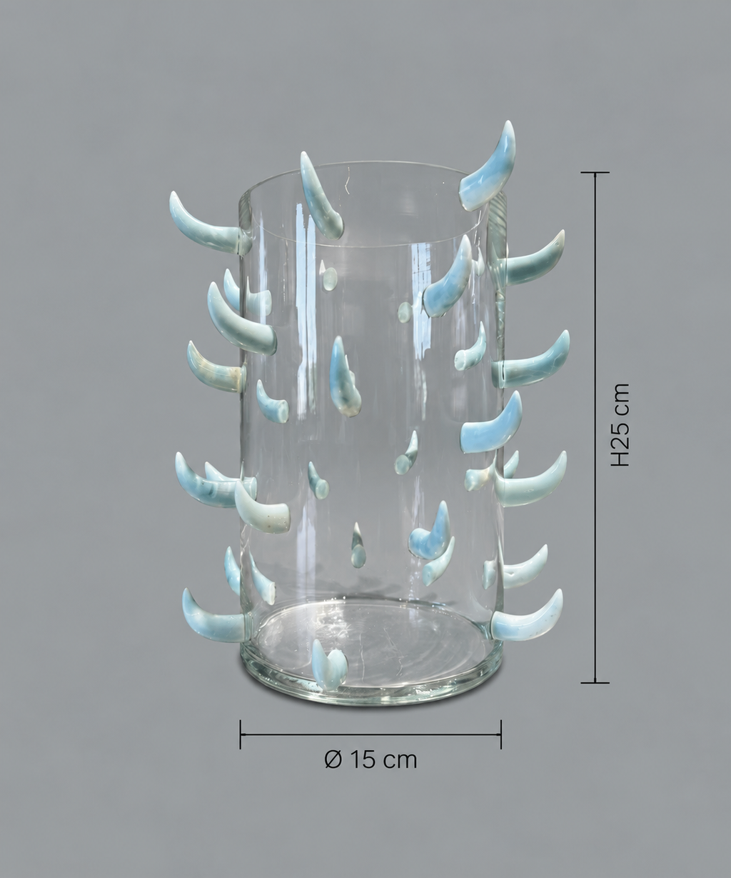 Jarrón escultórico de cristal con 35 incrustaciones de amazonita.