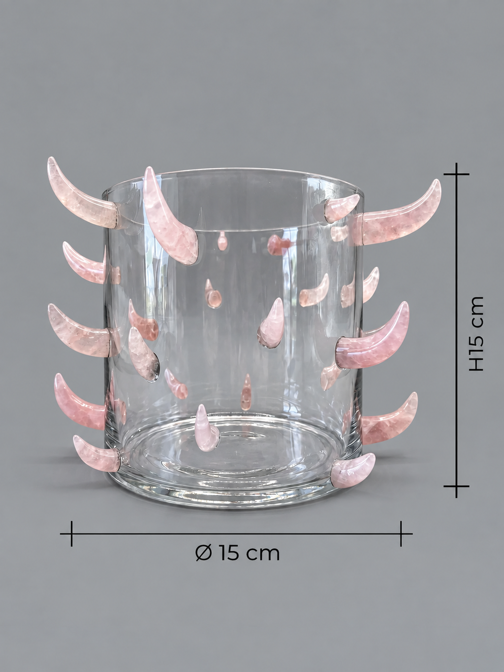 Jarrón escultórico de cristal con 29 incrustaciones de cuarzo rosa.