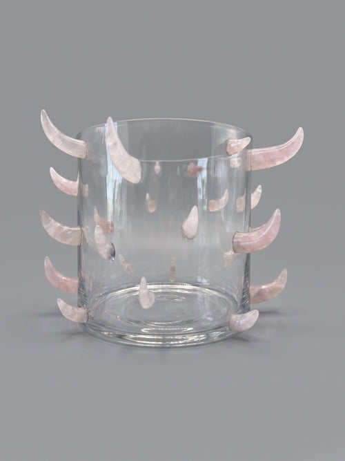 Jarrón escultórico de cristal con 29 incrustaciones de cuarzo rosa.