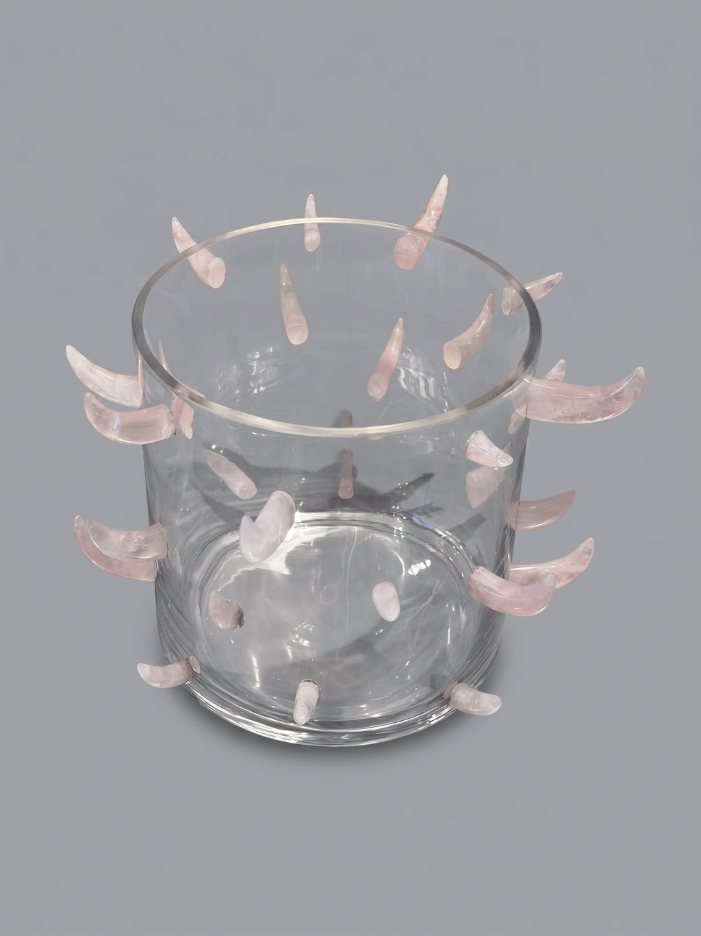 Jarrón escultórico de cristal con 29 incrustaciones de cuarzo rosa.