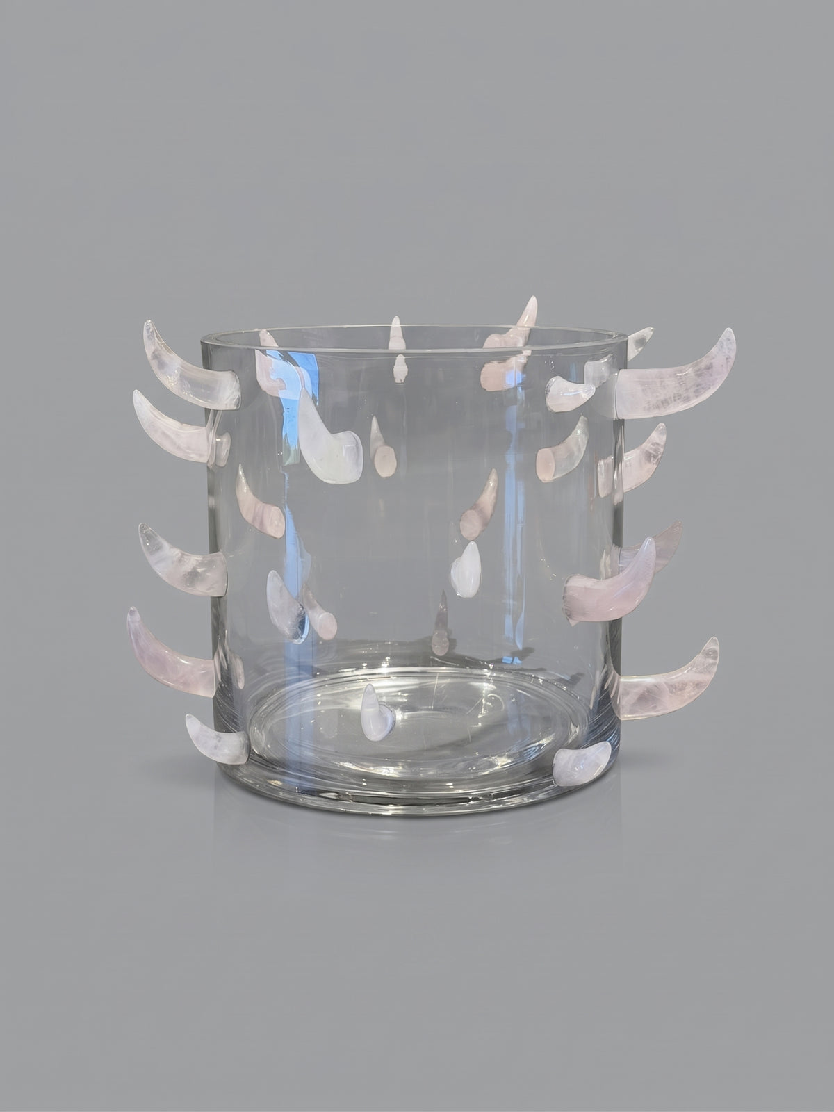 Jarrón escultórico de cristal con 29 incrustaciones de cuarzo rosa.