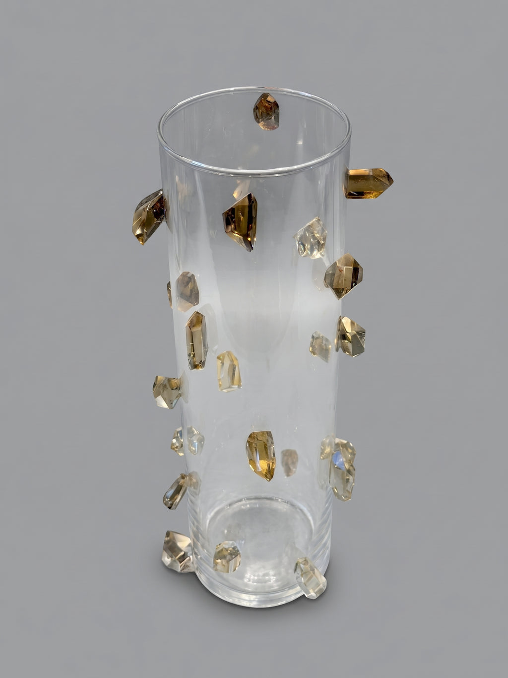 Jarrón escultórico de cristal con 20 incrustaciones de cuarzo ahumado.