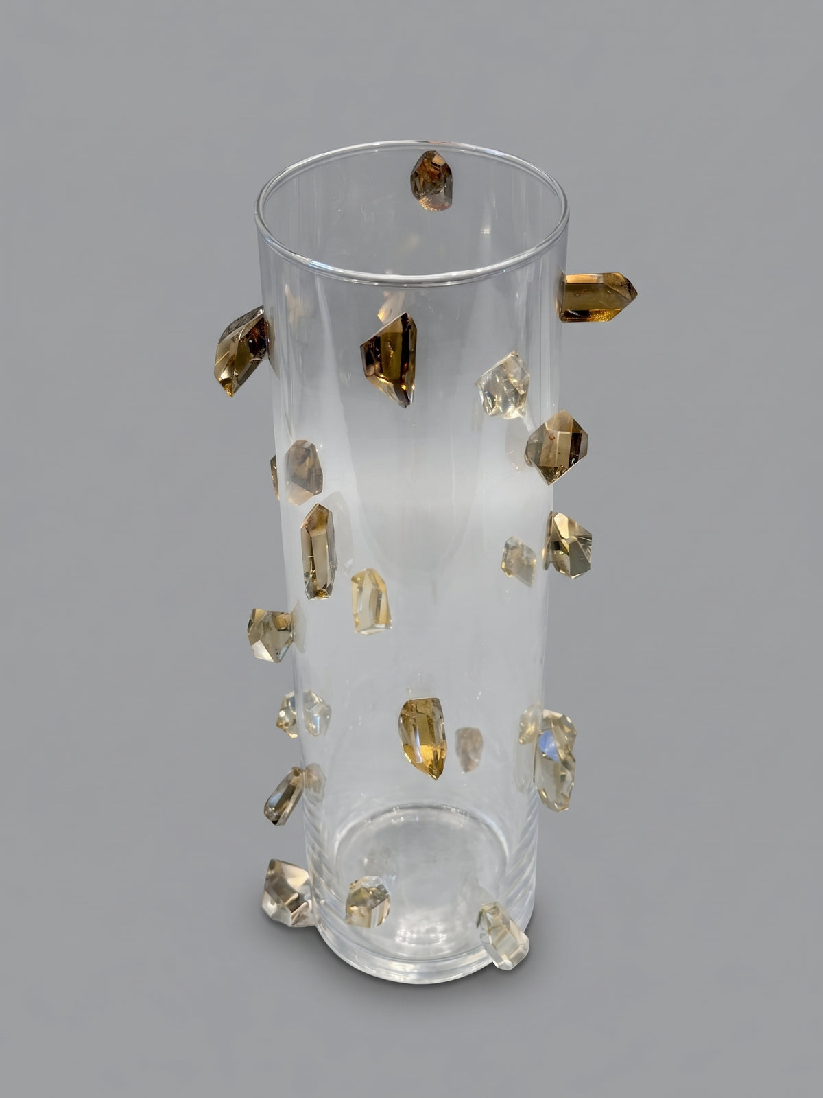 Jarrón escultórico de cristal con 20 incrustaciones de cuarzo ahumado.