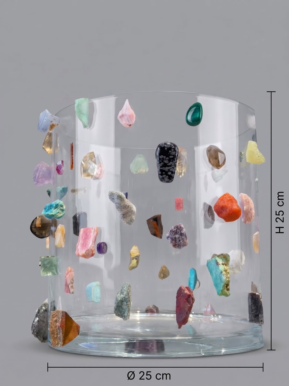 Jarrón escultórico de cristal con 58 incrustaciones de piedras variadas.