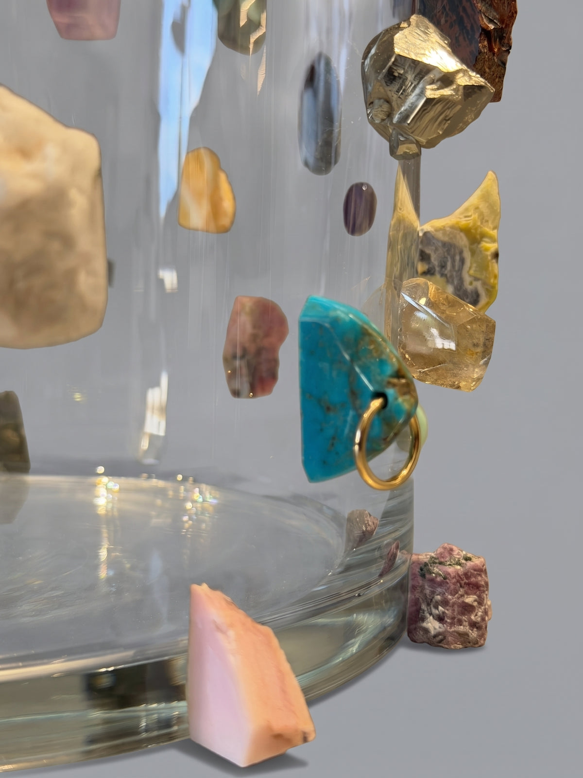 Jarrón escultórico de cristal con 58 incrustaciones de piedras variadas.