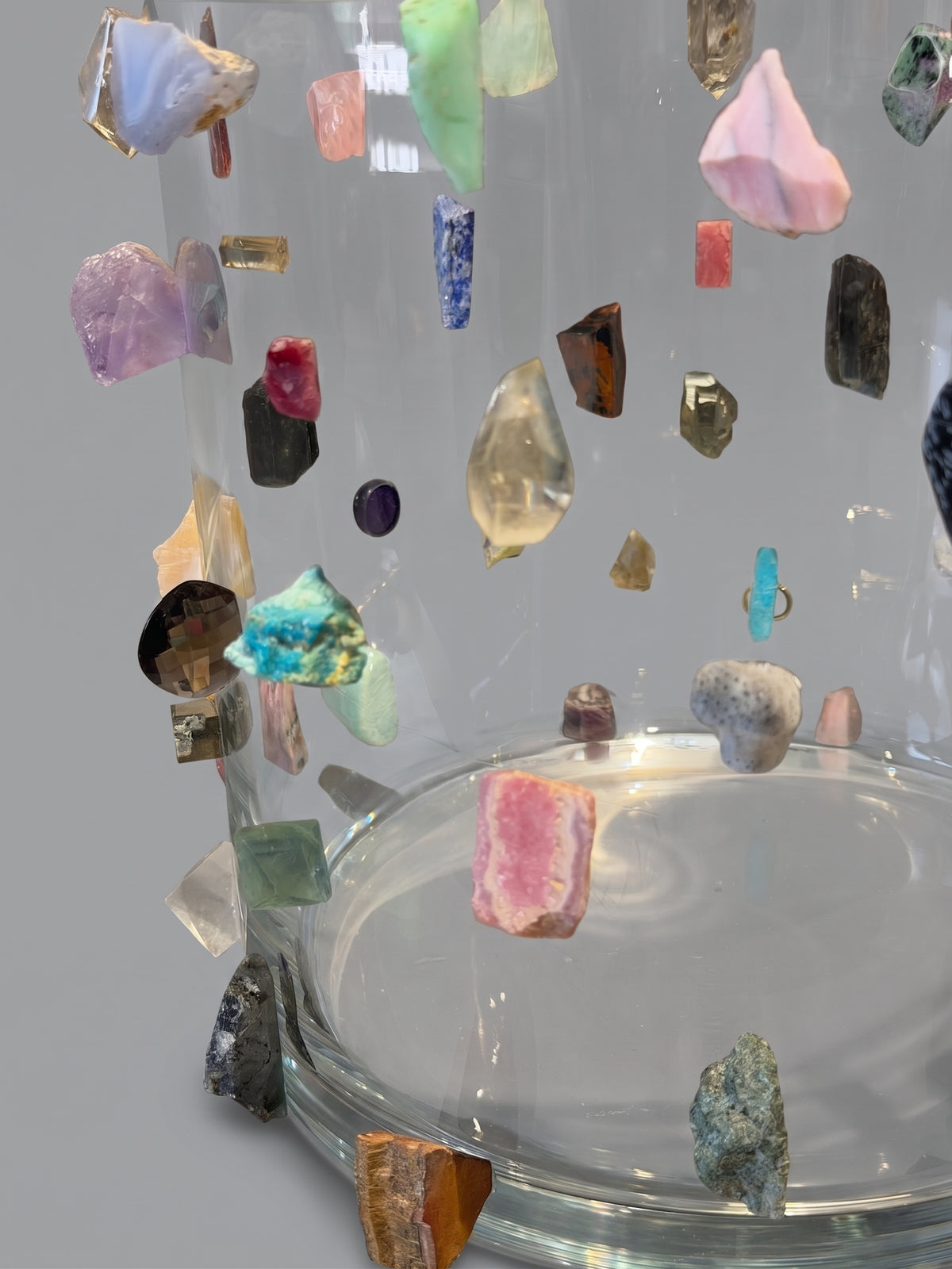 Jarrón escultórico de cristal con 58 incrustaciones de piedras variadas.