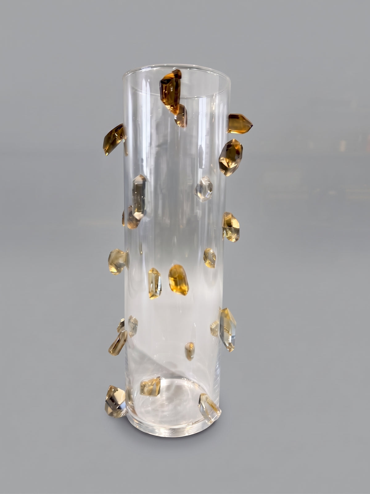 Jarrón escultórico de cristal con 20 incrustaciones de cuarzo ahumado.
