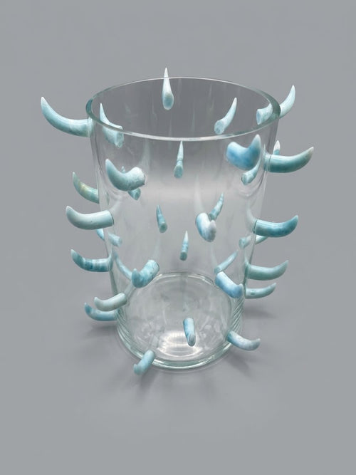 Jarrón escultórico de cristal con 35 incrustaciones de amazonita.