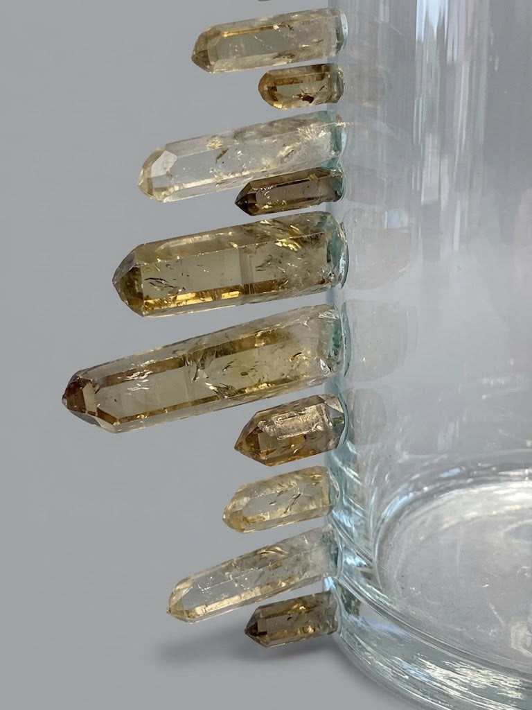 Pieza de Autor en Vidrio: Composición con Puntas de Cuarzo Natural de Alta Calidad – Obra Única