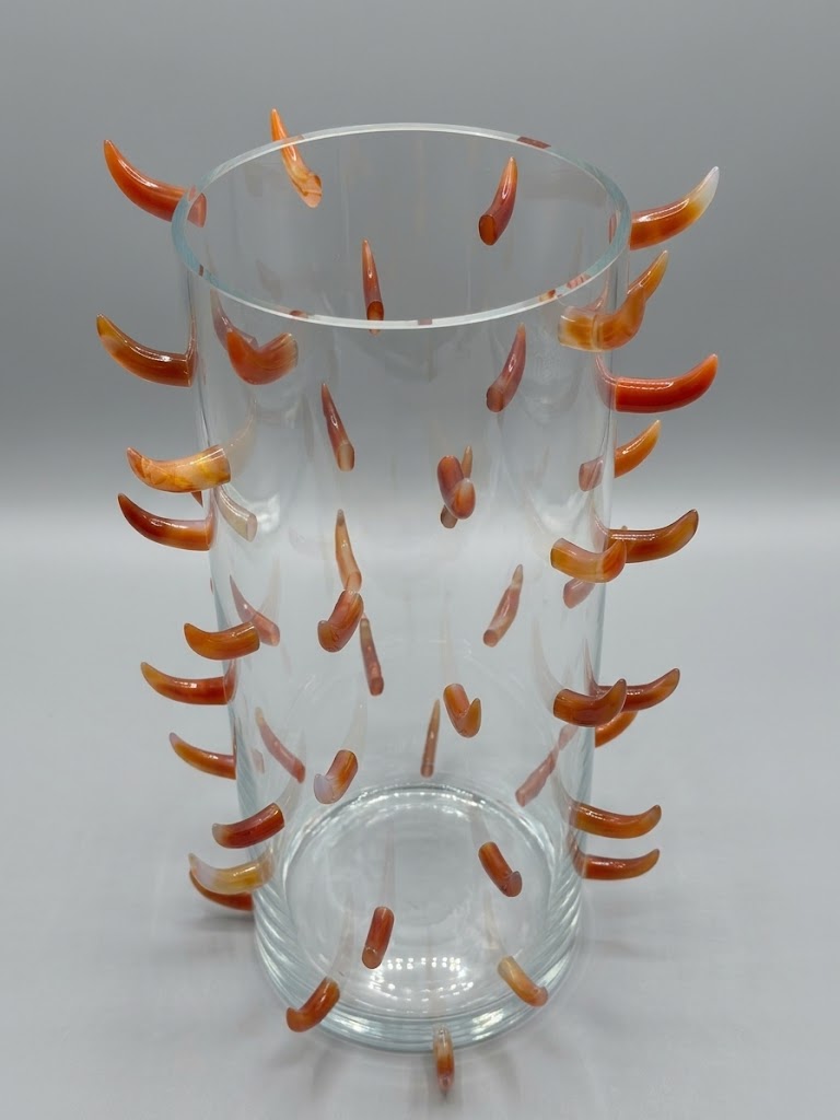 Jarrón escultórico de cristal con 46 incrustaciones de ágata Cornalina.