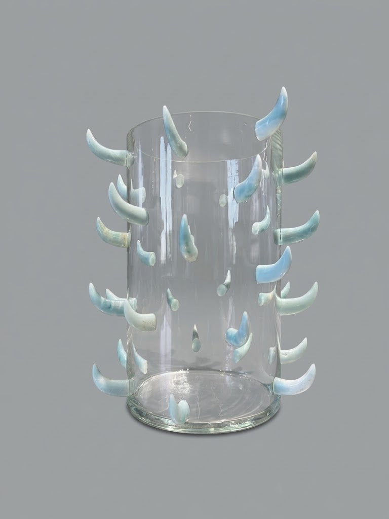 Jarrón escultórico de cristal con 35 incrustaciones de amazonita.
