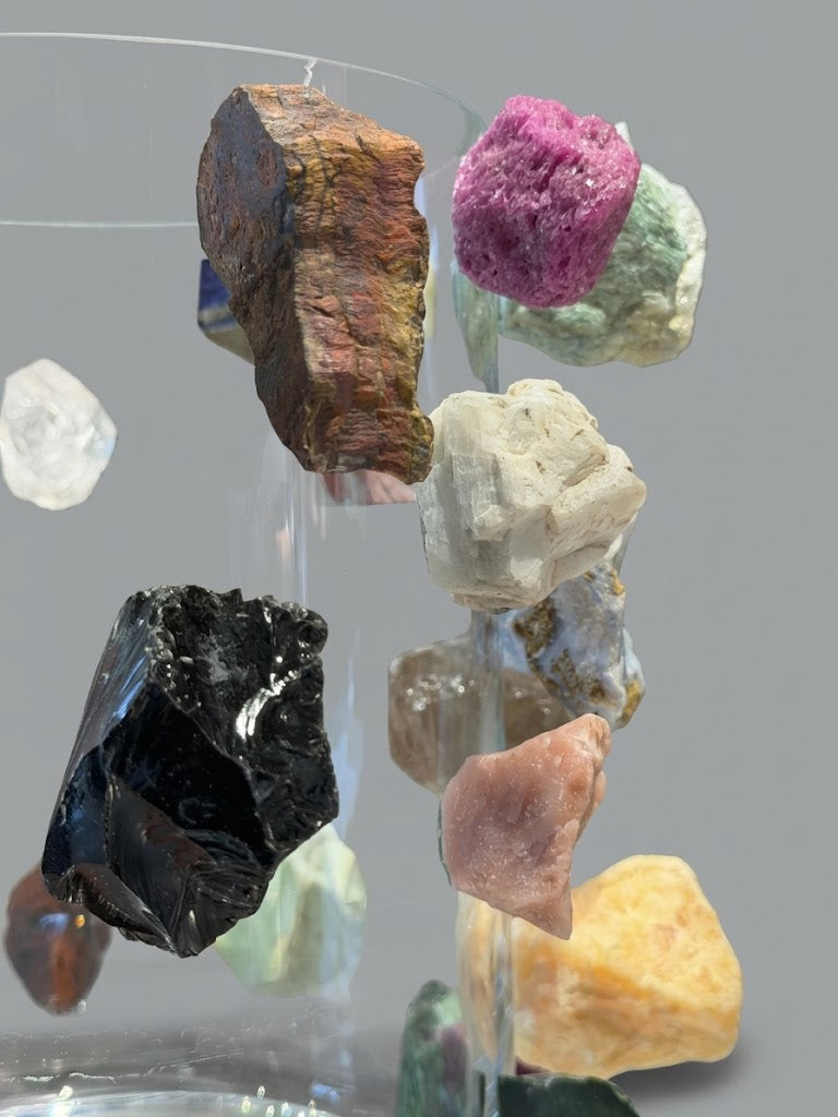 Pieza de Autor en Vidrio: Composición con Minerales en Bruto de Alta Calidad – Obra Única